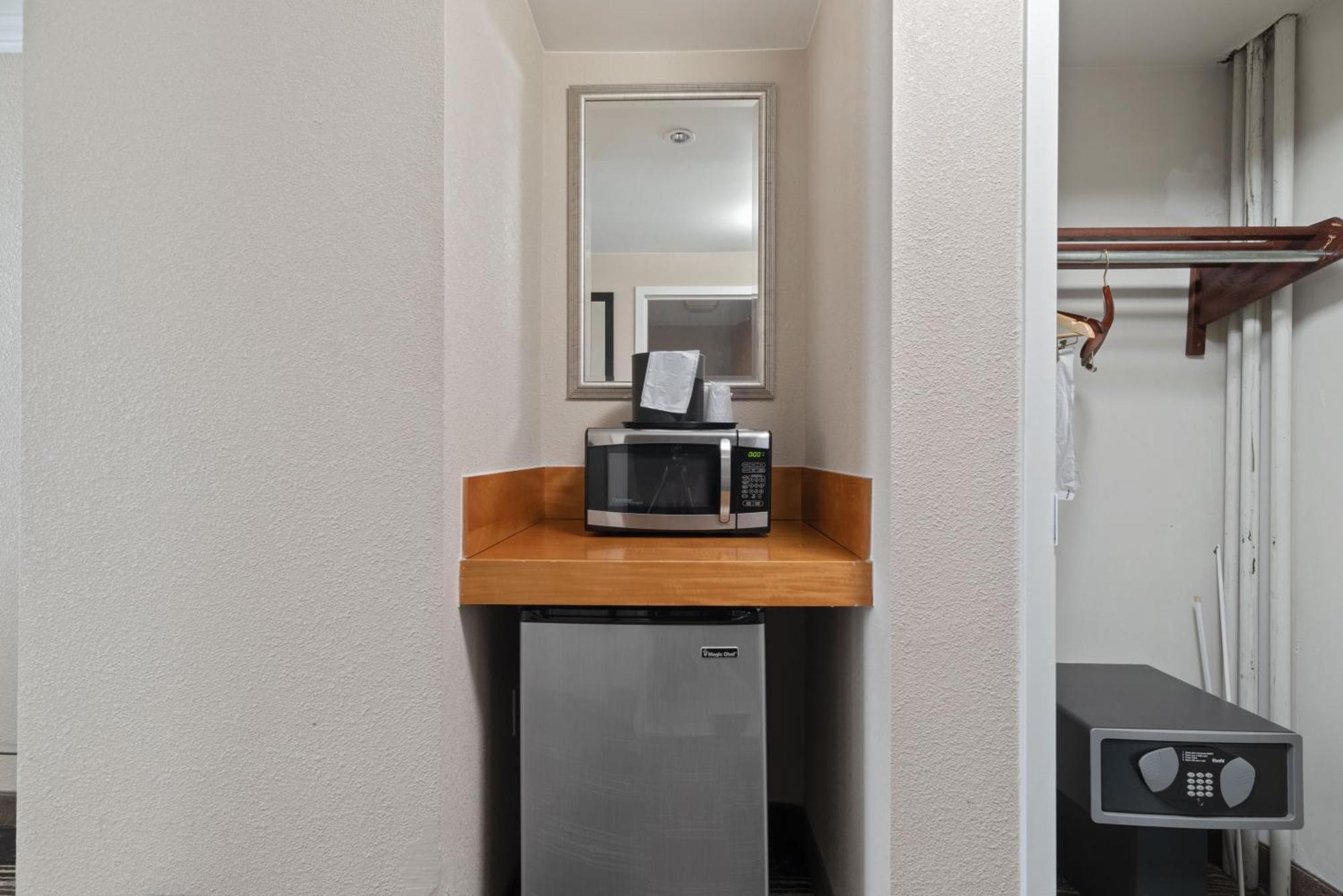 Hotel Executive Suites Картерет Экстерьер фото